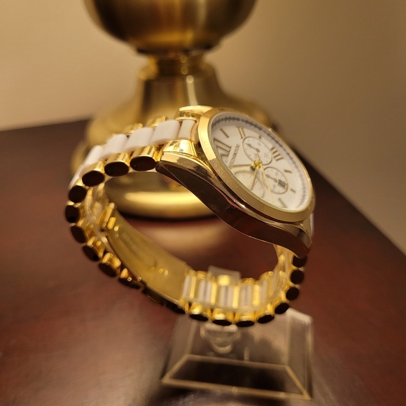 Brand New White & Gold Women's Watch - Picture 3 of 4